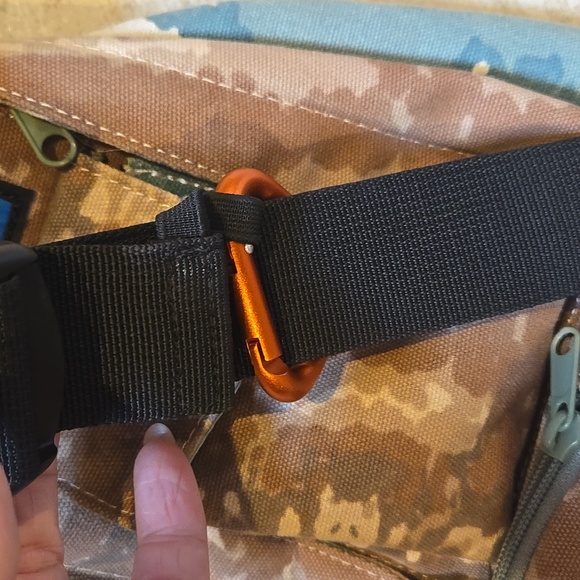 KAVU Cotton/Canvas Camouflag Design Print Multi-Zipper Pocket Rope Sling Bag - Picture 10 of 15